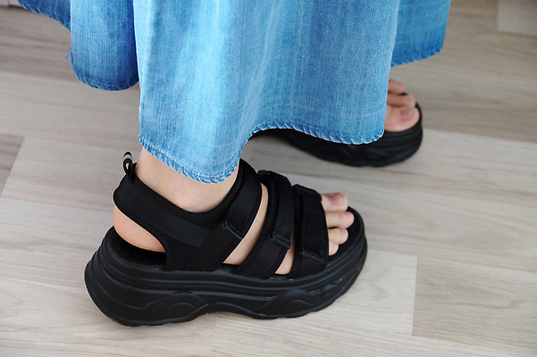 포토 JPG 해외이미지 라이프스타일 여자 교육 행복 백그라운드 신발 컨셉 신체 발 놀이 휴가 사람 사람없음 여름 뷰티 유행 검은색 흰색 쌍 샌들 작음 가죽 피부 양발 스타일 안락 해외202309 해외포토 계절 감정 컬러 생활 신체부위 크기 파일형식