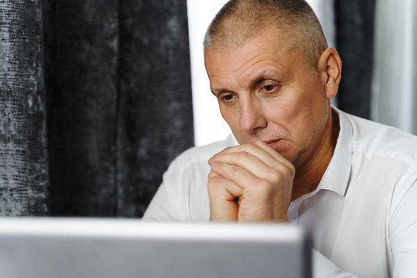 포토 JPG 해외이미지 백인 직업 남자 중년 생각 인터넷 비즈니스 사업가 통신 설계 노동자 직장 실내 한명 사람 앉기 노트북 컴퓨터 사무실 스크린 타이핑 업무 비즈니스맨 자신감 닫기 종업원 집중 책상 경영자 바쁨 온라인 경영 과로 프로젝트 해외202309 해외포토 서양인 1 감정 가구 컨셉 회사 모션 성인 내부 전자제품 작업 직장인 리더 파일형식