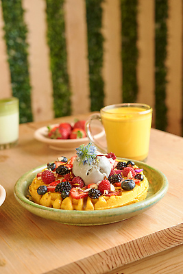 포토 JPG 해외이미지 접시 커피 음식 과일 탁자 아이스크림 사람없음 식당 초콜릿 계란 주스 샐러드 달콤 아침식사 베이컨 와플 내추럴 떨림 해외202309 해외포토 식기 음료 가구 모션 디저트 돼지고기 상점 알 식사 맛 파일형식