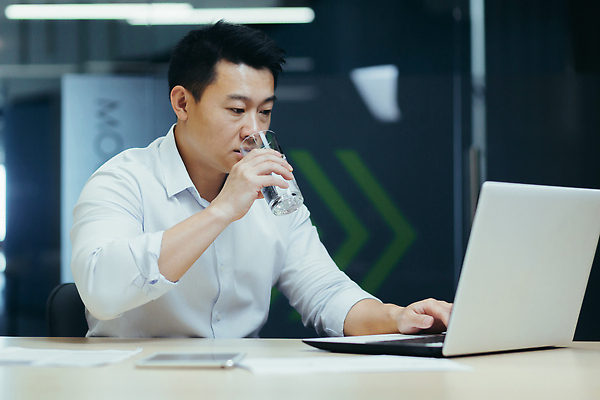 포토 JPG 해외이미지 직업 응시 남자 음료 회사 사업가 통신 유리 협력 설계 한국 건강 한명 앉기 동양인 인종 성인 물 금융 노트북 컴퓨터 사무실 알약 공책 중국 타이핑 잡기 작업 비즈니스맨 질병 연결 갈증 종업원 사이버 책상 고민 바쁨 온라인 위기 프리랜서 혼자 카피스페이스 해외202309 해외포토 자연요소 1 시선 감정 아시아 가구 컨셉 비즈니스 의학 모션 재질 문구용품 사람 경제 전자제품 약 공백 직장인 파일형식