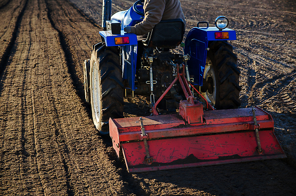 포토 JPG 해외이미지 식물 계절 산업 지구 밭 농업 비즈니스 표면 풍경 사람없음 농작물 농장 농경지 기계 흙 봄 장비 운전 시골 업무 작업 농부 땅 자르기 준비 갈기 트랙터 다음 밭일 파종 개조 해외202309 해외포토 직업 모션 농사 농기계 특수차량 파일형식
