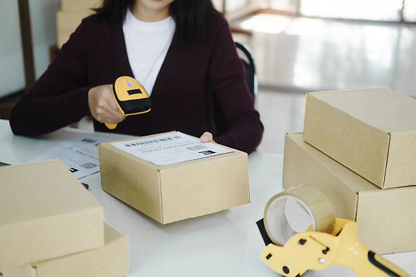 포토 JPG 해외이미지 여자 실내 한명 들기 동양인 성인 택배 테이프 택배상자 박스포장 스캐너 온라인쇼핑몰 성인여자한명만 해외202309 해외포토 1 포장 모션 문구용품 사람 인종 내부 상자 운송업 쇼핑몰 온라인 여자한명만 성인여자만 파일형식