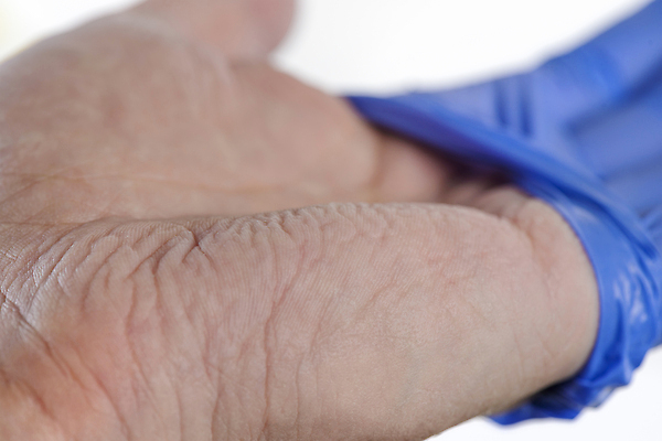 포토 JPG 해외이미지 손 남자 과학 장갑 백그라운드 컨셉 패턴 신체 손가락 건강 손바닥 사람 사람없음 물 파란색 약 젖음 의사 엄지손가락 흰색 시간 주름 수분 피부 질감 고무 고립 돌봄 위생관리 해외202309 해외포토 자연요소 잡화 컬러 무늬 의학 모션 관리 신체부위 의료진 파일형식