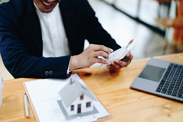 포토 JPG 해외이미지 남자 비즈니스 부동산 주택 한명 들기 상반신 성인 앞모습 노트북 모형 거래 계산기 중개인 계약 문서 계약서 성인남자한명만 해외202309 해외포토 직업 1 뷰포인트 모션 문구용품 사람 건물 전자제품 장비 재산 남자한명만 성인남자만 파일형식