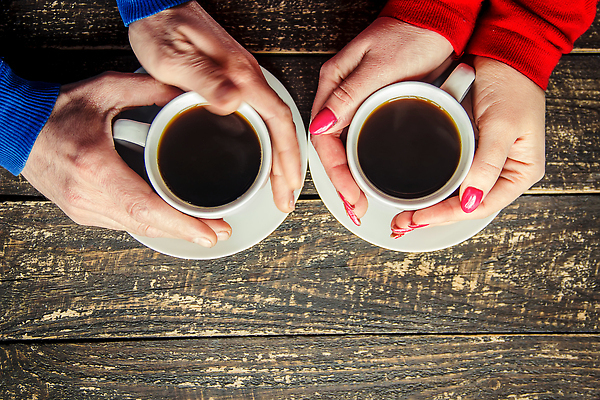 포토 JPG 해외이미지 손 커플 커피 백그라운드 잔 함께함 사랑 신체부위 잡기 컵받침 나무배경 해외202309 해외포토 식기 감정 음료 컨셉 관계 모션 사람 받침대 파일형식