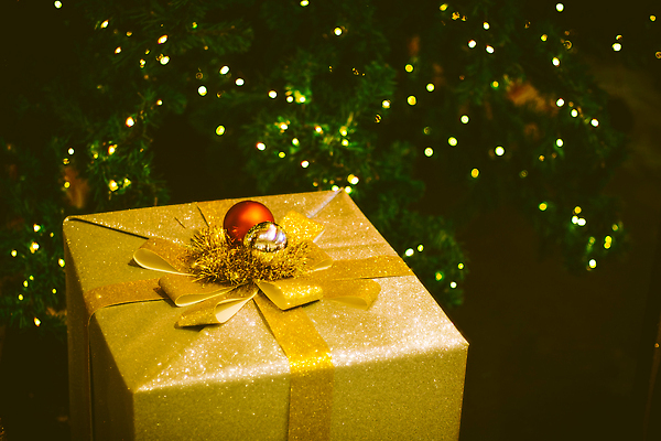 포토 JPG 해외이미지 전통 디자인 배너 계절 기념일 리본 백그라운드 크리스마스 겨울 휴가 새로움 기념 프레임 선물 사람없음 장식 선물상자 빛 상자 뷰티 파티 축제 놀람 덮개 축하 인사 신용카드 화려 황금 12월 연도 오브젝트 활 보케 패키지 해외202309 해외포토 감정 컨셉 표정 이벤트 금융 뚜껑 예절 날짜 파일형식