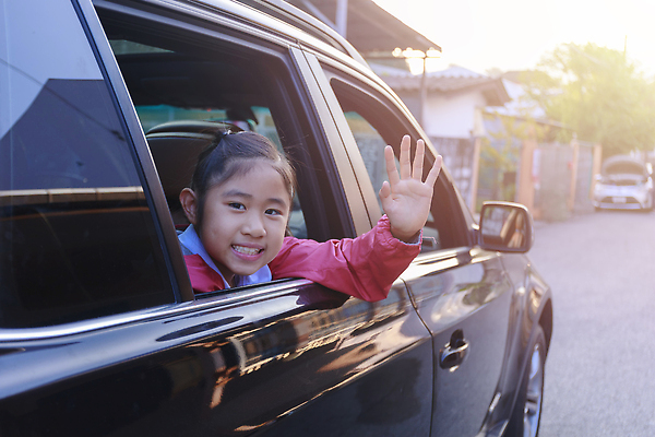 포토 JPG 해외이미지 백인 라이프스타일 응시 딸 행복 도로 어린이 여행 생각 창문 가족 교통시설 모션 자동차 자연 휴가 사람 앉기 야외 두명 운전 자유 관찰 승차 해외202309 해외포토 서양인 시선 감정 길 육상교통 교통 컨셉 관계 생활 시설 생태계 파일형식