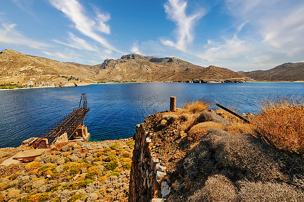 포토 JPG 해외이미지 모래 파도 바다 섬 여행 하늘 휴가 휴식 사람없음 물 햇빛 태양 맑음 수영 조약돌 만 그리스 해외202309 해외포토 자연요소 유럽 컨셉 날씨 돌_바위 수상스포츠 파일형식