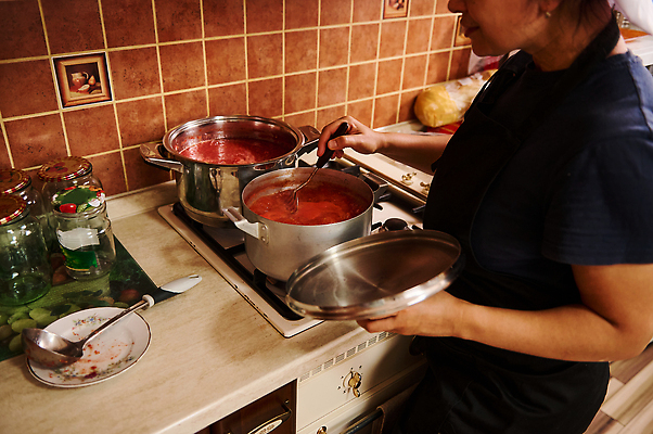포토 JPG 해외이미지 전통 라이프스타일 재료 요리 한명 요리사 신선 조미료 이탈리아음식 맛 수프 냄비 상품 더위 수증기 난로 준비 유기농 주부 통조림 건강식 숙성 영양분 채식주의자 맛있는 해외202309 해외포토 직업 1 웰빙 음식 컨셉 날씨 서양음식 사람 생활 솥 난방기 채식 향미료 파일형식