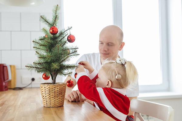 포토 JPG 해외이미지 백인 여자 남자 화분 크리스마스 의자 가족 휴가 들기 앉기 상반신 성인 두명 앞모습 옆모습 장식 크리스마스트리 아기 오너먼트 해외202309 해외포토 서양인 기념일 뷰포인트 가구 크리스마스장식 관계 모션 사람 파일형식