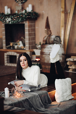 포토 JPG 해외이미지 백인 1 긴머리 계절 백그라운드 크리스마스장식 크리스마스 겨울 조명 실내 선물 한명 사람 이벤트 내부 장식 빛 장난감 뷰티 크리스마스트리 축하 분위기 검은머리 스웨터 보케 마법 전나무 난쟁이 다락방 해외202309 해외포토 서양인 나무 헤어스타일 기념일 컨셉 상의 파일형식