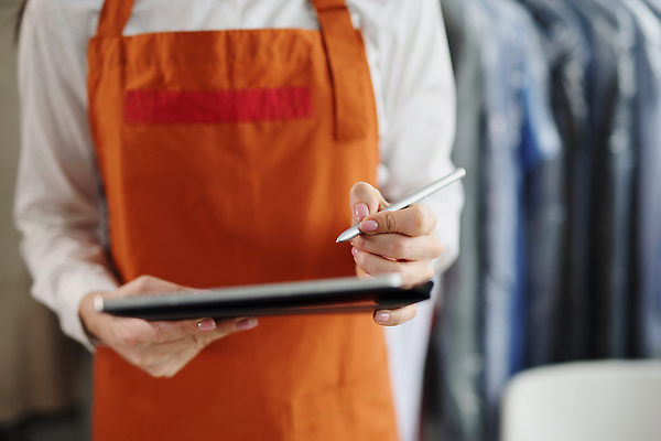 포토 JPG 해외이미지 손 옷 종이 셔츠 유니폼 회사 바지 노동자 건조 정장 사람없음 빛 알약 펜 유행 직물 점 얼룩 씻기 빨래 옷걸이 천 청소 세제 고객 서비스 냄새 날카로움 수납 질서 서류판 헬프 해외202309 해외포토 직업 상의 가사 비즈니스 하의 신체부위 필기구 약 사무용품 청결 예절 도움 파일형식