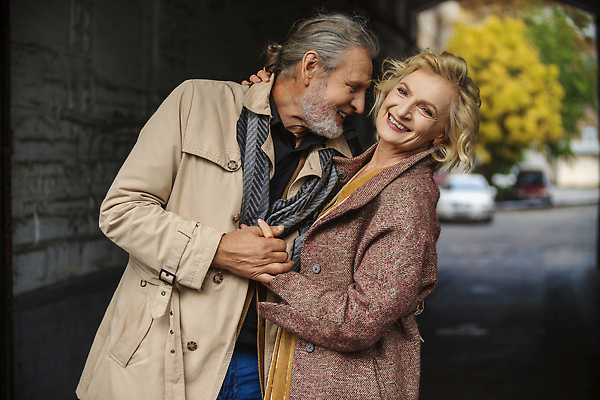 포토 JPG 해외이미지 백인 라이프스타일 커플 응시 공원 여자 행복 벽 중년 결혼 2 포옹 자연 남편 휴가 주택 함께함 건강 사랑 서기 사람 성인 야외 두명 뷰티 파티 카메라 정원 낭만 아내 은퇴 옛날 노화 해외202309 해외포토 서양인 시선 공공시설 감정 컨셉 관계 안기 모션 이벤트 건물 생활 전자제품 생태계 파일형식