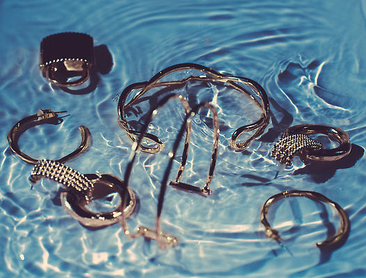 포토 JPG 해외이미지 물결 백그라운드 선물 사람없음 물 파란색 귀걸이 우아함 팬던트 해외202309 해외포토 자연요소 컬러 컨셉 장신구 파일형식