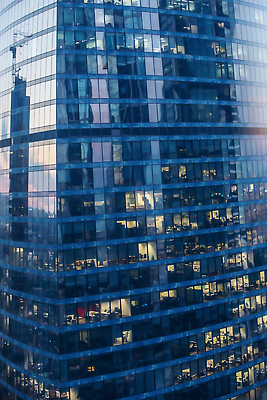 포토 JPG 해외이미지 디자인 외관 벽 백그라운드 회사 비즈니스 건축양식 창문 유리 하늘 추상 미래 새로움 사람없음 내부 건물 금융 파란색 빛 도시풍경 사무실 반사 탑 고층빌딩 도시 업무 센터 도심 야간 저녁 큼 상업 장면 지역 철강 해외202309 해외포토 자연요소 건축물 건축 컬러 컨셉 무늬 재질 풍경 빌딩 경제 작업 크기 파일형식