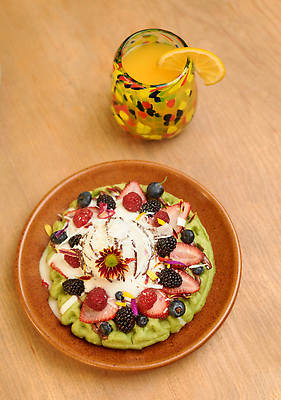 포토 JPG 해외이미지 접시 커피 음식 과일 탁자 아이스크림 사람없음 식당 초콜릿 계란 주스 샐러드 달콤 아침식사 베이컨 와플 내추럴 떨림 해외202309 해외포토 식기 음료 가구 모션 디저트 돼지고기 상점 알 식사 맛 파일형식