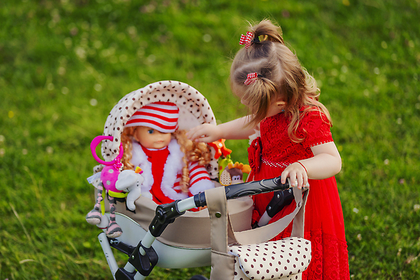 포토 JPG 해외이미지 서양인 여자 어린이 자연 한명 잔디 상반신 옆모습 유모차 인형놀이 소녀한명만 해외202309 해외포토 외국인 식물 1 인형 뷰포인트 놀이 사람 아기용품 생태계 여자한명만 소녀만 파일형식