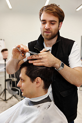 포토 JPG 해외이미지 헤어스타일 응시 남자 시계 전등 앉기 상반신 성인 두명 옆모습 장비 머리빗 망토 미용사 이발 자르기 이발소 미용가위 성인남자만 해외202309 해외포토 직업 시선 뷰포인트 모션 조명 가위_도구 사람 미용용품 뷰티샵 남자만 성인만 파일형식