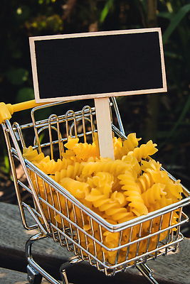 JPG 해외이미지 음식 사람없음 쇼핑카 상승 미니칠판 파스타면 폭등 초록배경 비용 해외202310 해외포토 포토 백그라운드 컨셉 파스타 초록색 경제 쇼핑 칠판 카트 면류 파일형식