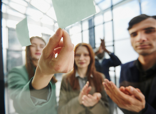 포토 JPG 해외이미지 직업 교육 안경 회사 비즈니스 사업가 통신 성공 협력 설계 아이디어 실내 3 대화 설명 사람 여러명 성인 컬러풀 사무실 쪽지 우정 작업 비즈니스우먼 그룹 계획 디자이너 강의 종업원 동료 보여주기 경영 어려움 정중 콜라보레이션 브레인스토밍 해외202309 해외포토 잡화 여자 컬러 다수 컨셉 관계 모션 말하기 내부 친구 직장인 파일형식
