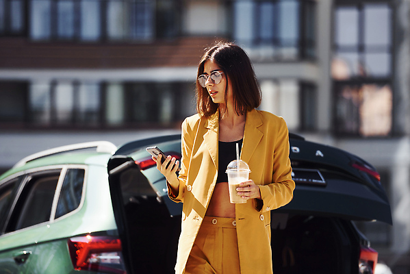 포토 JPG 해외이미지 여자 비즈니스 자동차 한명 들기 상반신 성인 건물 앞모습 스마트폰 선글라스 노란색 화려 테이크아웃컵 성인여자한명만 해외202309 해외포토 1 건축물 안경 육상교통 뷰포인트 컬러 컨셉 모션 사람 컵 핸드폰 스마트기기 여자한명만 성인여자만 파일형식