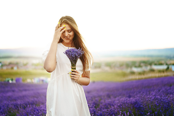 포토 JPG 해외이미지 여자 꽃다발 꽃밭 한명 들기 상반신 성인 야외 일몰 라벤더 프로방스 성인여자한명만 흩날리기 해외202309 해외포토 1 꽃 모션 사람 노을 허브 여자한명만 성인여자만 파일형식