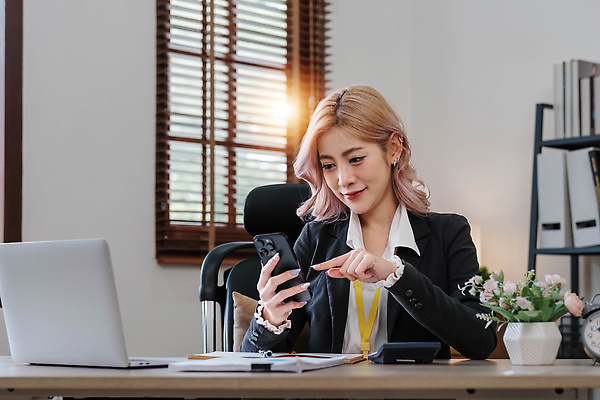 포토 JPG 해외이미지 직업 손 종이 백그라운드 컨셉 비즈니스 그래프 한명 사람 금융 경제 노트북 스마트폰 컴퓨터 사무실 계산기 업무 작업 비즈니스우먼 계산 계획 분석 보고서 경영자 문서 투자 회계 계좌 관리자 세금 수입 예산 프로젝트 회계사 비용 해외202309 해외포토 1 여자 문구용품 신체부위 전자제품 핸드폰 스마트기기 장비 직장인 리더 파일형식