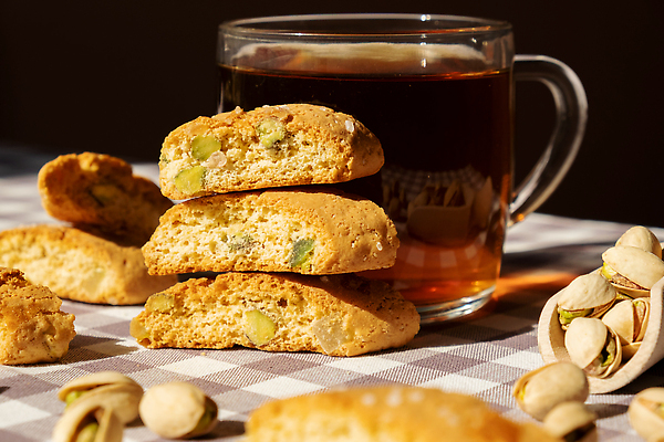 포토 JPG 해외이미지 단면 잔 바닥 사람없음 쌓기 쿠키 체크무늬 주걱 피스타치오 홈메이드 비스코티 비건 해외202309 해외포토 식기 빵 무늬 모션 주방용품 디저트 견과류 만들기 채식주의자 파일형식