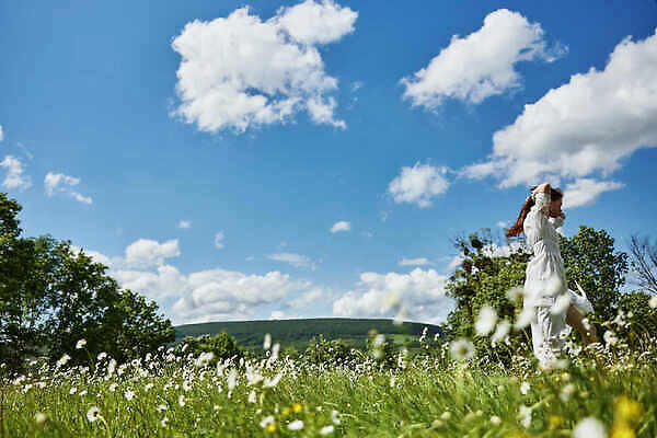 포토 JPG 해외이미지 원피스 여자 꽃밭 하늘 휴식 한명 상반신 성인 옆모습 파란색 평화 성인여자한명만 해외202309 해외포토 1 옷 꽃 뷰포인트 컬러 컨셉 사람 여자한명만 성인여자만 파일형식