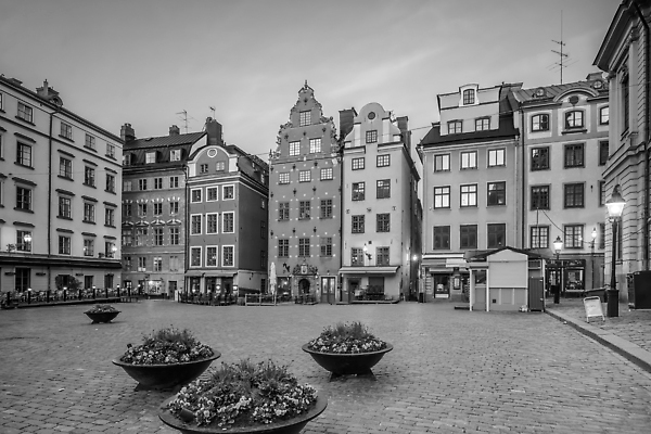 포토 JPG 해외이미지 유럽 여행 건축양식 하늘 주택 파노라마 스웨덴 풍경 사람없음 건물 물 여름 파란색 도시풍경 교회 검은색 황혼 일몰 새벽 흰색 도시 야간 저녁 정사각형 광장 타운 스카이라인 구시가지 랜드마크 수도권 스칸디나비아 스톡홀름 옛날 해외202309 해외포토 자연요소 도형 건축물 계절 건축 나라 컬러 종교건축 촬영기법 북유럽 노을 지역 파일형식