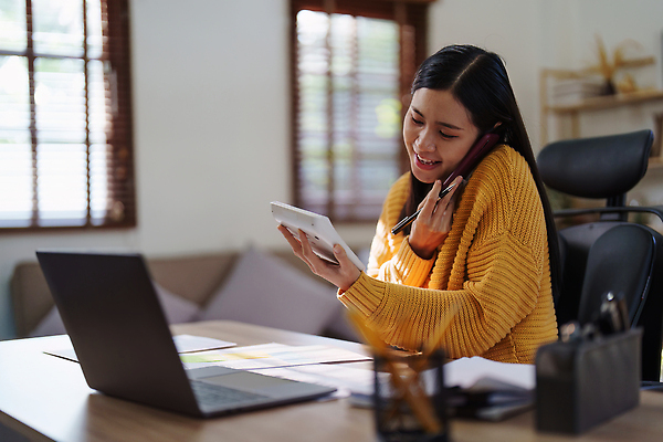 포토 JPG 해외이미지 직업 백그라운드 컨셉 돈 회사 비즈니스 성공 그래프 설계 한명 사람 금융 경제 컴퓨터 사무실 디지털 성장 업무 작업 비즈니스맨 시장 계획 주식 분석 보고서 경영자 문서 투자 이익 회계 경영 계좌 마케팅 자금 해외202309 해외포토 1 남자 전자제품 직장인 재산 리더 파일형식