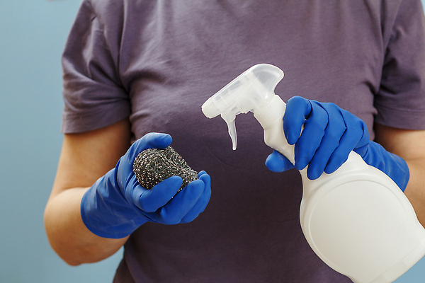 포토 JPG 해외이미지 여자 한명 들기 상반신 성인 깨끗함 청소도구 청소 세제 철수세미 성인여자한명만 해외202309 해외포토 1 컨셉 모션 사람 도구 수세미 여자한명만 성인여자만 파일형식