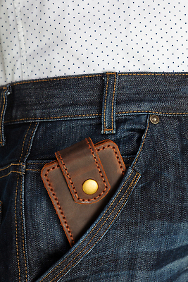 포토 JPG 해외이미지 직업 종이 백그라운드 컨셉 돈 비즈니스 통신 사람없음 금융 상자 사무실 갈색 유행 공백 덮개 흰색 청바지 인사 신용카드 이름 메시지 지갑 재산 고급 주머니 작음 가죽 가득함 오브젝트 사인 싱글 방문 판지 고립 보유 비어있는 해외202309 해외포토 컬러 바지 경제 뚜껑 예절 크기 파일형식