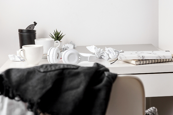 포토 JPG 해외이미지 직업 종이 음료 백그라운드 컨셉 비즈니스 탁자 협력 직장 사람없음 컵 노트북 컴퓨터 사무실 쌓기 우주 화물 시간 업무 작업실 책상 오브젝트 문서 파일 바쁨 폴더 업무과다 과부하 마감 프리랜서 혼란 많음 카피스페이스 해외202309 해외포토 식기 가구 회사 모션 전자제품 공백 운송업 작업 파일형식