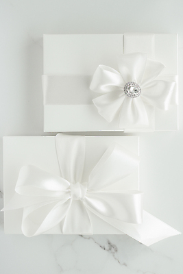 포토 JPG 해외이미지 리본 포장 사람없음 선물상자 흰색 오브젝트 대리석 해외202309 해외포토 컬러 재료 선물 상자 파일형식