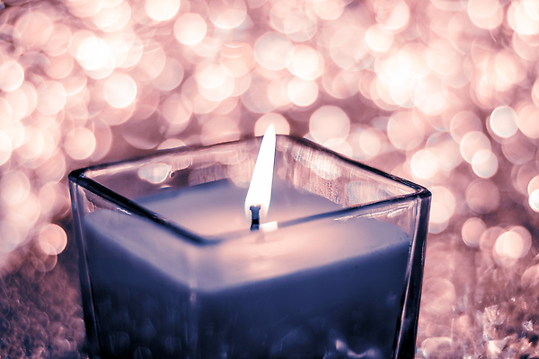 포토 JPG 해외이미지 분홍색 촛불 사람없음 파란색 반짝임 보케 빛망울 해외202309 해외포토 컬러 초 모션 빛 파일형식