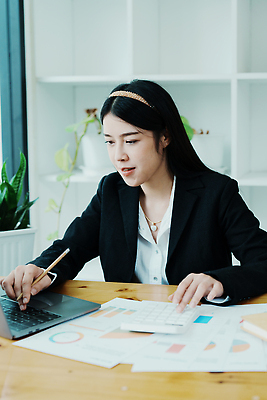 포토 JPG 해외이미지 종이 백그라운드 컨셉 회사 비즈니스 한명 사람 금융 컴퓨터 사무실 펜 미국 계산기 작업 비즈니스우먼 절약 계산 계획 책상 분석 보고서 서식 문서 투자 결제 법 수익 회계 월급 대출 계좌 세금 수입 예산 정부 환불 회계사 해외202309 해외포토 직업 1 여자 가구 북아메리카 문구용품 경제 전자제품 필기구 장비 직장인 파일형식