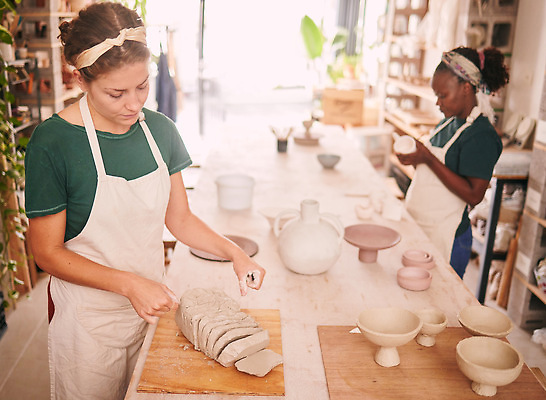 포토 JPG 해외이미지 그릇 여자 행복 들기 상반신 성인 두명 옆모습 앞치마 도자기 작업실 자르기 받침대 책상 도예가 성인여자만 해외202309 해외포토 직업 식기 감정 뷰포인트 가구 모션 사람 여자만 성인만 파일형식