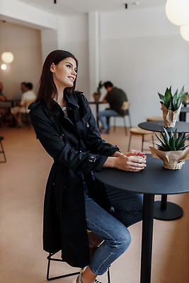 포토 JPG 해외이미지 백인 1 라이프스타일 응시 여자 행복 커피 음료 인터넷 통신 창문 모바일 휴식 실내 대화 한명 사람 앉기 동양인 성인 컵 노트북 스마트폰 핸드폰 컴퓨터 뷰티 알약 상점 식당 카페 흰색 잡기 도시 뜨거움 에스프레소 단절 힙스터 해외202309 해외포토 서양인 식기 시선 패션 감정 컬러 컨셉 모션 말하기 인종 내부 생활 전자제품 스마트기기 약 파일형식