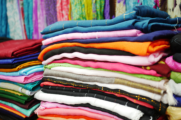 포토 JPG 해외이미지 직업 분홍색 셔츠 가사 가정 서기 사람없음 초록색 노란색 보라색 여러개 직물 주름 씻기 빨래 천 청소 해외202309 해외포토 컬러 다수 상의 모션 청결 파일형식