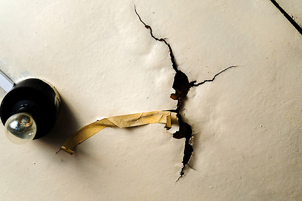 포토 JPG 해외이미지 벽 백그라운드 건축양식 표면 지붕 날씨 주택 사람없음 내부 건물 물 손상 흰색 얼룩 수리 위험 천장 문제 유지 곰팡이 깨짐 방치 업그레이드 옛날 콘크리트 해외202309 해외포토 자연요소 건축물 건축 컬러 컨셉 파일형식