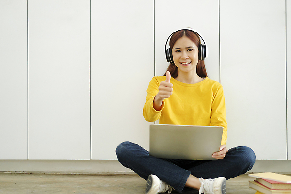 포토 JPG 해외이미지 학생 외관 교육 컨셉 의자 교실 책장 한명 10대 책 노트북 학습 스터디 독서 시험 작업실 도서관 강의 신학기 대학교 문학 과제 모음 온라인 과외 온라인강의 해외202309 해외포토 1 가구 학교 청소년 수업 사람 전자제품 파일형식 언택트