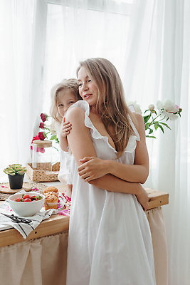 포토 JPG 해외이미지 그릇 원피스 여자 꽃 어린이 딸기 상반신 성인 두명 옆모습 금발 흰색 커튼 머핀 여자만 소녀만 해외202309 해외포토 식물 헤어스타일 식기 옷 빵 뷰포인트 컬러 과일 사람 어린이만 파일형식