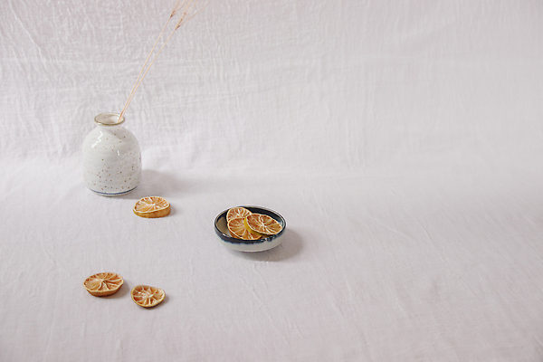 포토 JPG 해외이미지 라이프스타일 계절 조각 백그라운드 과일 귤 실내 건강 사람없음 뷰티 노란색 공백 수확 흰색 신선 우아함 레몬 흰배경 내추럴 구성 정물화 테마 스타일 카피스페이스 미니멀 안락 부족함 해외202309 해외포토 컬러 컨셉 농업 내부 생활 그림 파일형식