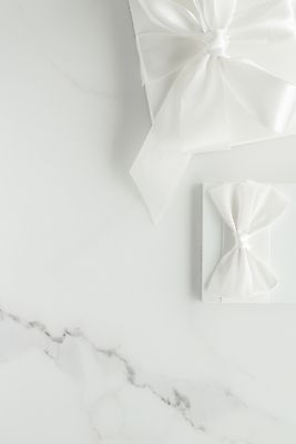 포토 JPG 해외이미지 리본 포장 사람없음 선물상자 흰색 오브젝트 대리석 해외202309 해외포토 컬러 재료 선물 상자 파일형식