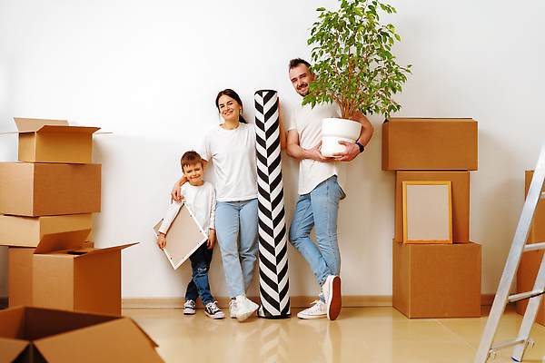 포토 JPG 해외이미지 전신 여자 남자 화분 아들 화초 어린이 액자 사다리 엄마 들기 소년 성인 앞모습 세명 상자 기댐 카펫 아빠 이사 즐거움 정리 짐싸기 해외202309 해외포토 식물 감정 뷰포인트 가족 모션 사람 도구 파일형식