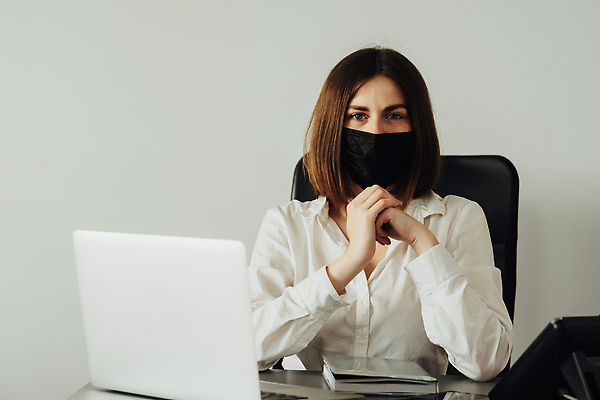 포토 JPG 해외이미지 백인 직업 여자 티셔츠 노동자 갈색머리 가면 한명 노트북 컴퓨터 사무실 공책 흰색 업무 점 종업원 경영자 관리자 정중 회계사 해외202309 해외포토 서양인 1 헤어스타일 컬러 컨셉 셔츠 비즈니스 문구용품 사람 전자제품 작업 리더 파일형식