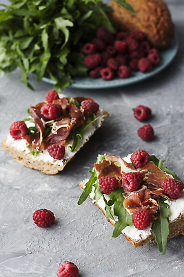 포토 JPG 해외이미지 접시 열매 음식 빵 백그라운드 다이어트 치즈 주택 건조 건강 육류 돼지고기 사람없음 빨간색 초록색 노란색 식사 저녁식사 활발 회색 흰색 신선 아침식사 바게트 다발 매움 햄 날것 향기 산딸기 토스트 점심식사 콘크리트 맛있는 페타치즈 프로슈토 리코타치즈 해외202309 해외포토 식물 식기 컬러 컨셉 과일 식재료 유제품 건물 맛 냄새 파일형식