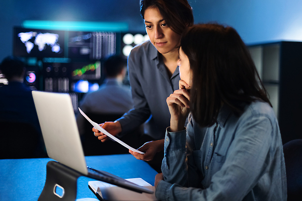 포토 JPG 해외이미지 직업 여자 벽 돈 비즈니스 그래프 거리 함께함 세명 금융 경제 파란색 노트북 컴퓨터 글로벌 사무실 디지털 스크린 자료 거래 성장 작업 시장 주식 위험 상인 중개인 집중 책상 보고서 투자 바쁨 다인종 이익 히스패닉 분석가 투자자 많음 해외202309 해외포토 컬러 가구 컨셉 사람 인종 전자제품 재산 파일형식