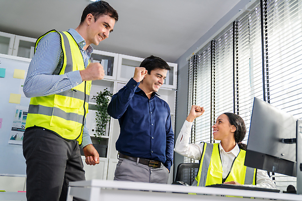 포토 JPG 해외이미지 여자 남자 창문 회의 협력 책장 상반신 성인 옆모습 세명 사무실 모니터 파이팅 블라인드 직장인 엔지니어 책상 화이트보드 안전조끼 성인만 해외202309 해외포토 직업 뷰포인트 가구 비즈니스 모션 사람 컴퓨터 커튼 기술자 파일형식
